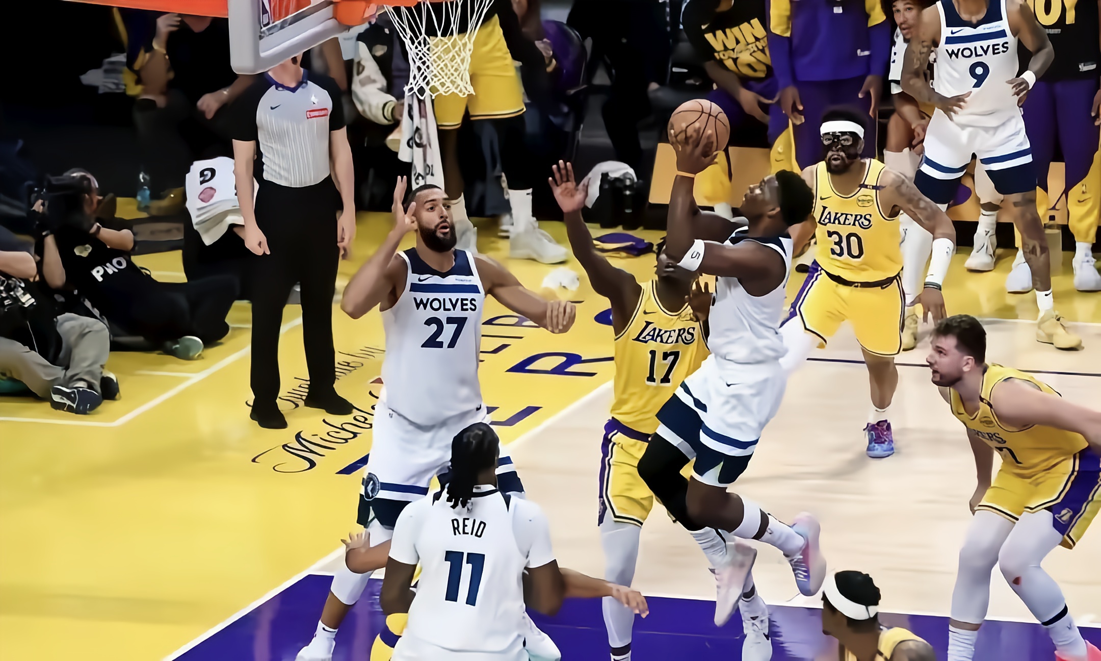 九游体育-国际比赛日体能课后，尼斯防线松动备战NBA季后赛，气氛紧张，控场能力受关注(如何描写篮球比赛前紧张的气氛)