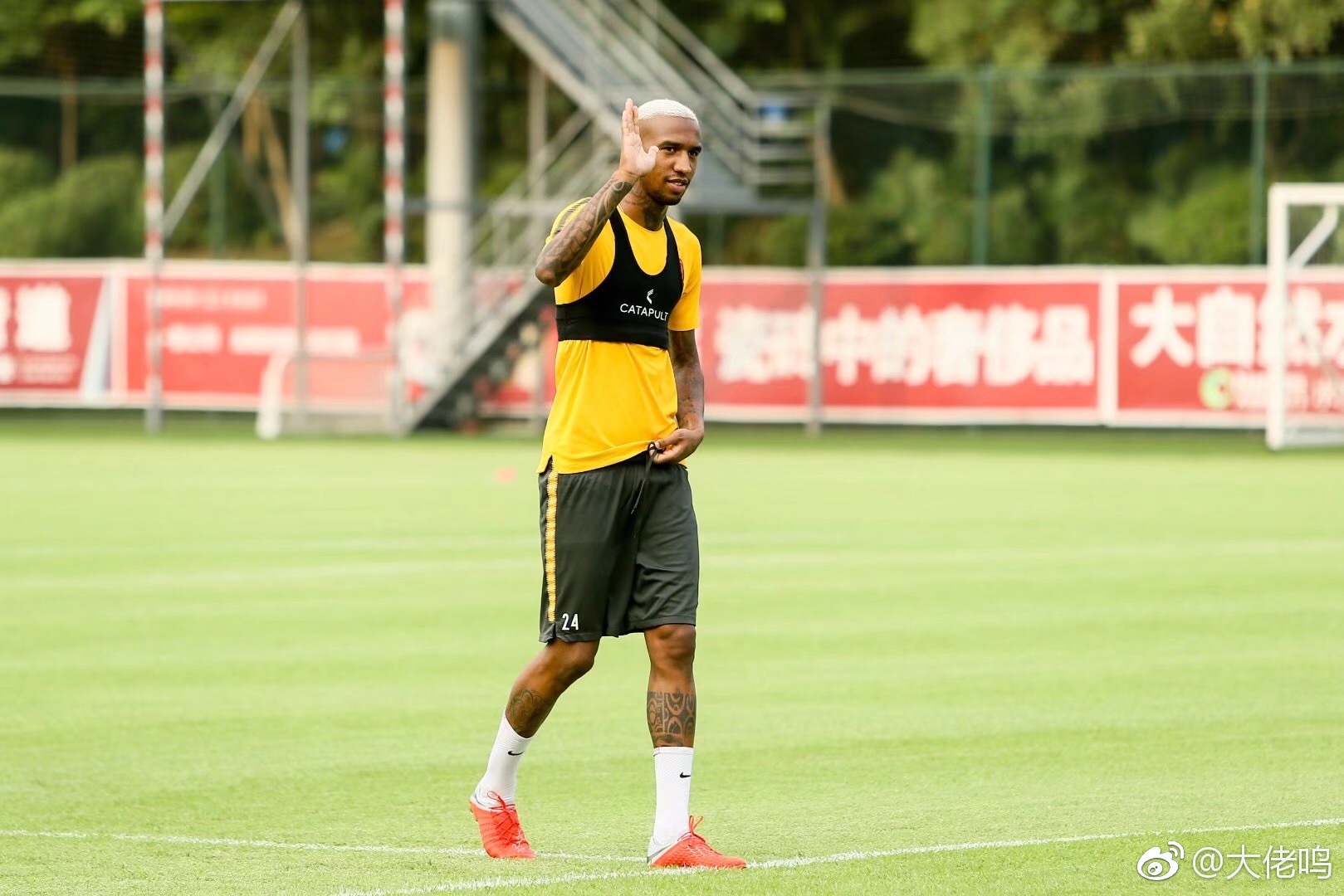 九游娱乐APP-关于圣安东尼奥马刺训练开放日，赛前强势反弹引欢呼，法甲在即，训练强度明显提升的信息